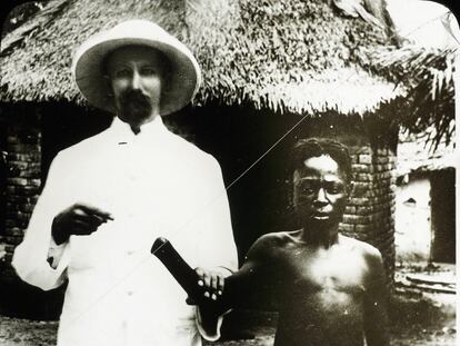 Un misionero señala a la mano cortada de un aldeano congoleño, símbolo de la brutalidad colonial, a principios del siglo XX.