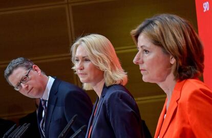 De izquierda a derecha, la troika de líderes socialdemócratas regionales Thorsten Schaefer-Guembel, Manuela Schwesig y Malu Dreyer que pilotarán la transición del partido, comparecen el luens ante la prensa en Berlín.