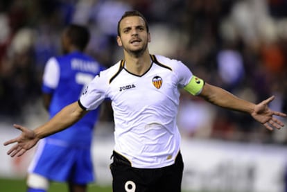 Soldado celebra uno de sus tres goles al Genk.