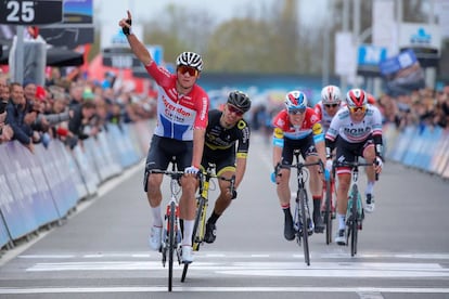 Van der Poel se impone a Turgis, Jungels, Pöstlberger y Benoot.