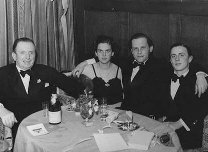 De izquierda a derecha, Heinrich Thyssen; su hija, Margit; el marido de ésta, Ivan von Batthyany, y Hans Thyssen-Bornemisza, en el hotel Palace de Davos (Suiza) durante la II Guerra Mundial.