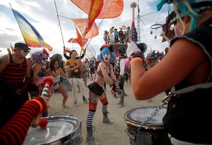 Miembros del grupo musical Trash Kan Marchink Band realizan una actuación en el festival Burning Man, en Nevada (EE UU).