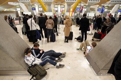 La zona de facturación de la terminal T4 del aeropuerto de Madrid-Barajas recuperó su normalidad, una vez que los manifestantes abandonaron las instalaciones.