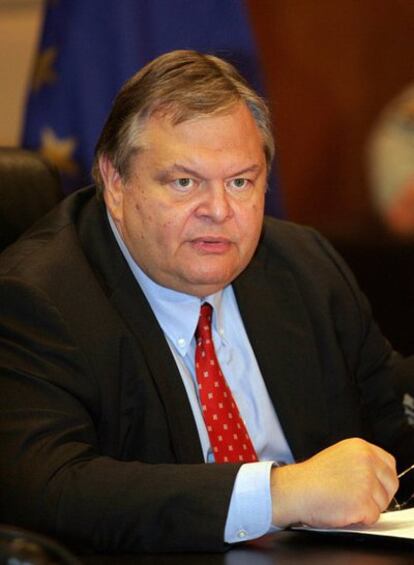 Imagen de archivo del 5 de octubre de 2010 que muestra al ministro griego de Defensa, Evangelos Venizelos, recién nombrado ministro de Finanzas.