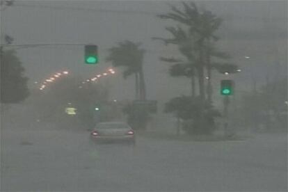 Un coche circula bajo una lluvia torrencial en la zona de Cairns