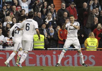 Callejón y Khedira celebran el gol de Benzema