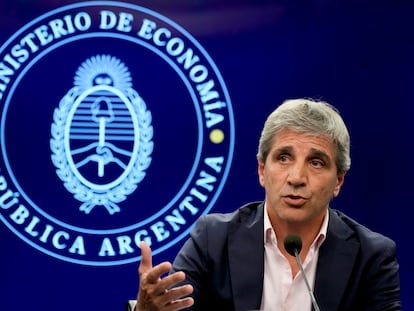 Luis Caputo en una conferencia de prensa en Buenos Aires (Argentina), el 10 de enero.