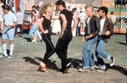 Sandy, la protagonista de ‘Grease’ a la que dio vida Olivia Newton-John, marcó a varias generaciones. En 2019, más de 40 años después del estreno de la película, la icónica casa de subastas Julien’s Auctions de Beverly Hills (Los Ángeles) vendió algunos de los objetos aparecidos en el filme. El premio a la abundancia de la puja se lo llevó el mítico conjunto de chaqueta y pantalón negro con el que Newton-John cantó, junto a John Travolta, ‘You’re The One That I Want’. Alcanzó los 360.000 euros. Durante el proceso de pujas, la artista —que falleció en agosto de 2022— compartió con los presentes: “Fue una transformación muy chocante para la gente. Y para mí, porque nunca había visto algo así antes. Creo que fue algo liberador”.