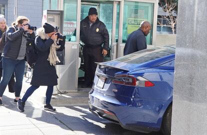 El coche en el que supuestamente iba Elon Musk, al llegar al juzgado de San Francisco donde se celebra el juicio por sus tuits sobre Tesla.
