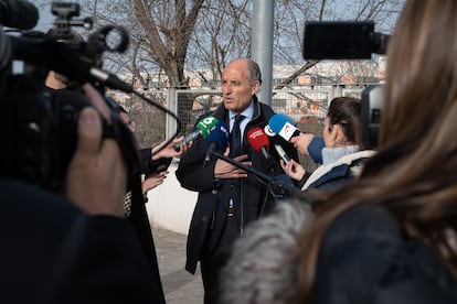 Camps atiende a los medios de comunicación, el pasado 20 de febrero, a su llegada a la Audiencia Nacional.