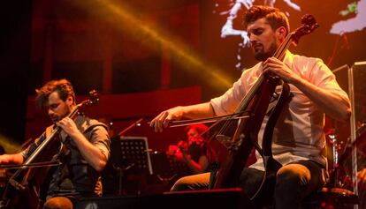 Un momento de la actuaci&oacute;n de 2Cellos en el Festival Jardins de Pedralbes.