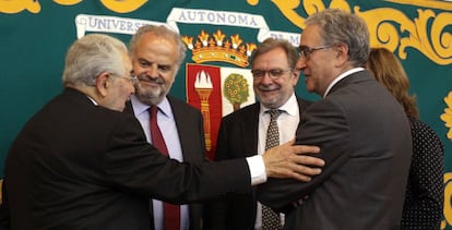 Sergio Garcia Ramirez, Ignacio Polanco, Juan Luis Cebrián y Jose María Sanz, tras la entrega de diplomas del Master de Gobernanza y Derechos Humanos de UAM.