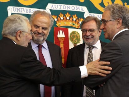 Sergio Garcia Ramirez, Ignacio Polanco, Juan Luis Cebrián y Jose María Sanz, tras la entrega de diplomas del Master de Gobernanza y Derechos Humanos de UAM.