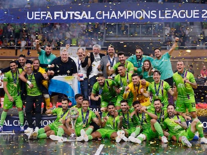 Los jugadores del Palma tras ganar al Sporting de Lisboa en la final de la Liga de Campeones de fútbol sala en el Palma Arena este domingo.