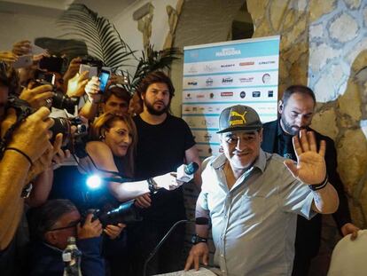 Diego Armando Maradona durante una rueda de prensa en N&aacute;poles.