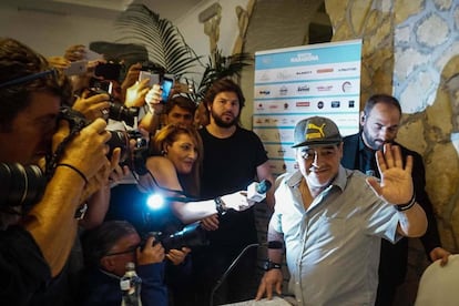 Diego Armando Maradona durante una rueda de prensa en N&aacute;poles.