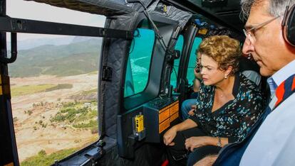 Dilma sobrevoa regi&atilde;o atingida trag&eacute;dia em Mariana. 