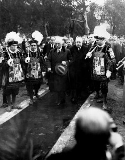 El presidente de la República, Niceto Alcalá Zamora, acompañado, entre otros, de Manuel Azaña, en 1932.