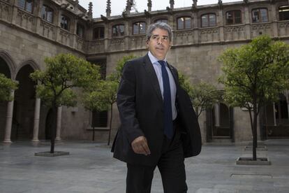 Francesc Homs creua el Pati dels Tarongers, al Palau de la Generalitat.