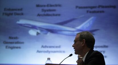 Mike Sinnett, t&eacute;cnico del programa 787, durante la comparecencia ante las autoridades a&eacute;reas de EE UU por los fallos en la bater&iacute;a.