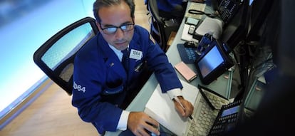 Un operador de Bolsa, en el parqu&eacute; de Wall Street (Nueva York).