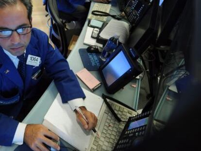 Un operador de Bolsa, en el parqu&eacute; de Wall Street (Nueva York).