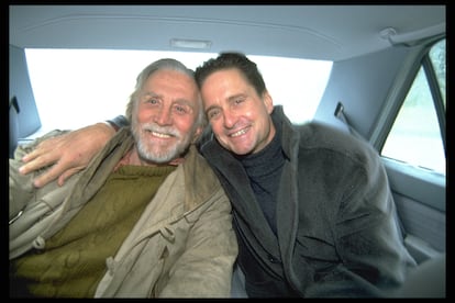 Michael Douglas y su padre Kirk durante un viaje por los Pirineos en 1990.