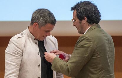 Alejandro Sanz junto al alcalde de Cádiz, José María González tras recibir el título de Hijo Adoptivo de la Ciudad.