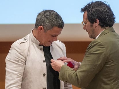 Alejandro Sanz junto al alcalde de Cádiz, José María González tras recibir el título de Hijo Adoptivo de la Ciudad.