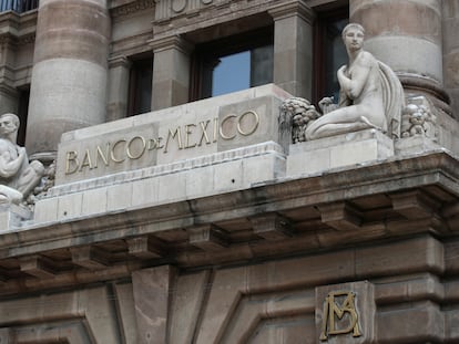 El logotipo del Banco Central de México (Banco de México) se ve en su edificio en el centro de la Ciudad de México, México, el 9 de agosto de 2022.