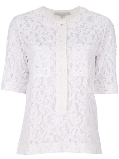 La versión más veraniega nos la propone Victoria Beckham con esta blusita de encaje (295 euros).