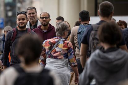 Ciudadanos de Barcelona caminan por el centro de la ciudad.