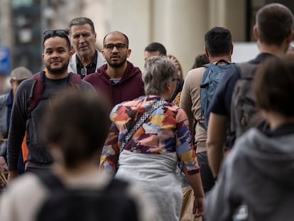 Ciudadanos de Barcelona caminan por el centro de la ciudad.