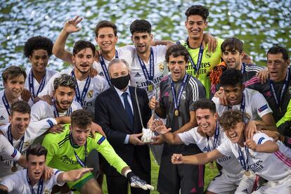 Florentino Pérez y Raúl celebran junto a los jugadores el triunfo en Nyon.