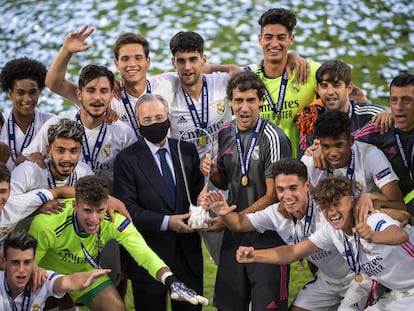 Florentino Pérez y Raúl celebran junto a los jugadores el triunfo en Nyon.