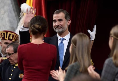 El rey Felipe VI (c) es aplaudido tras finalizar su discurso este jueves durante los actos del 40 aniversario de la Constitución en el Congreso de los Diputados.