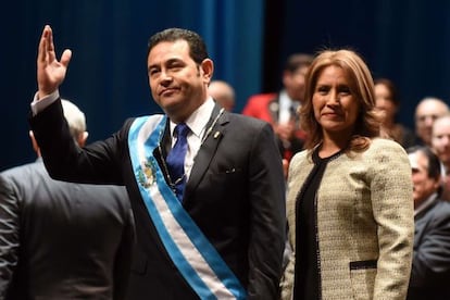 El nuevo presidente de Gutemala, Jimmy Morales, al lado de su esposa Gilda Marroquín.