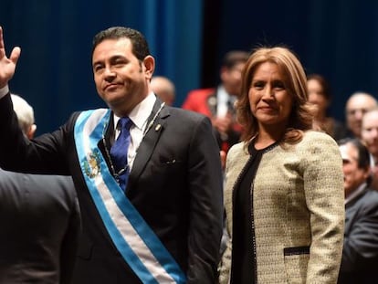El nuevo presidente de Gutemala, Jimmy Morales, al lado de su esposa Gilda Marroquín.