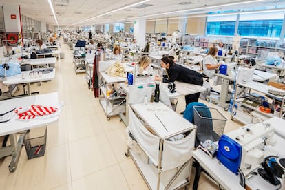 Sala de confección en el cuartel general de Zara, en Arteixo, aquí se cosen los prototipos de sus modelos de tendencia.