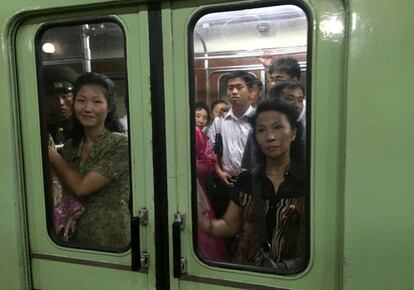 Una pasajera norcoreana sonríe a la cámara desde el interior de un vagón del subterráneo de Pyongyang, abierto en su totalidad a los extranjeros recién en septiembre de 2015
