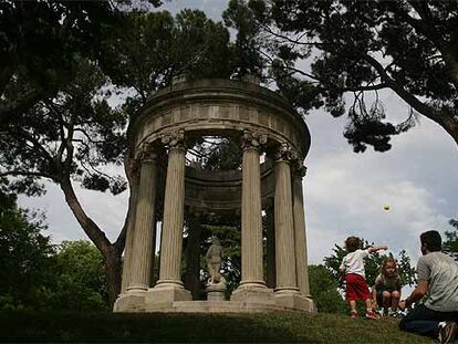 Una estatua de Venus en el templo del Amor en el jardín de El Capricho de la Alameda de Osuna, en Madrid.