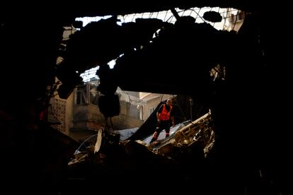 Un palestino inspecciona una vivienda destruida por los ataques israelíes en Jan Yunis, este miércoles. 