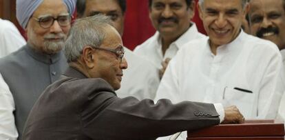 Pranab Mukherjee vota en el Parlamento este jueves.