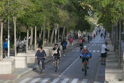Aspecto de una calle madrileña este sábado, primer día en el que se permiten actividades como el ciclismo desde que se decretó el confinamiento de la población por la covid-19.