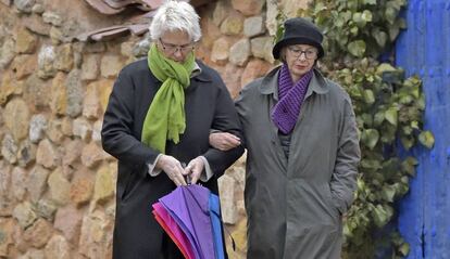 Lucía Dominguín, a la izquierda, con su hermana Paola.