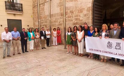 Vox se separa de la pancarta contra la violencia machista en les Corts por el asesinato de Antella.