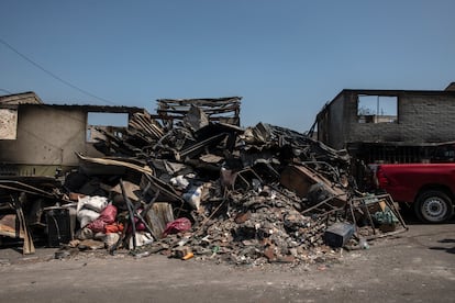 Debido a la intensidad del daño, en la ciudad balnearia de Viña del Mar todavía no ha sido posible cuantificar ni identificar todos los restos humanos que murieron entre las llamas desde el viernes por la noche: muchas víctimas fueron alcanzadas por el fuego mientras huían en sus coches. En la imagen, escombros en la población de El Olivar, tras los incendios.