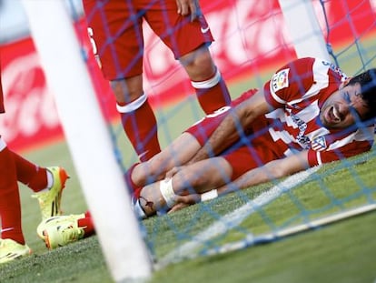 Diego Costa se duele de su golpe contra el poste.