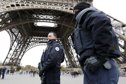 Policiais e Ex&eacute;rcito ocupam ruas de Paris e pontos tur&iacute;sticos ap&oacute;s atentado. 