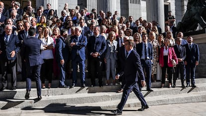 Alberto Núñez Feijóo se dirigía a hacerse la fotografía con los diputados populares en el exterior del Congreso, este viernes en Madrid.
